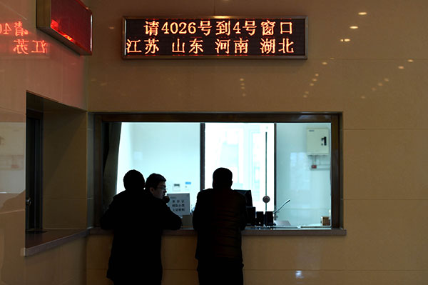来访接待窗口工作人员对反映问题属于纪检监察机关信访举报受理范围的群众发放来访登记表。