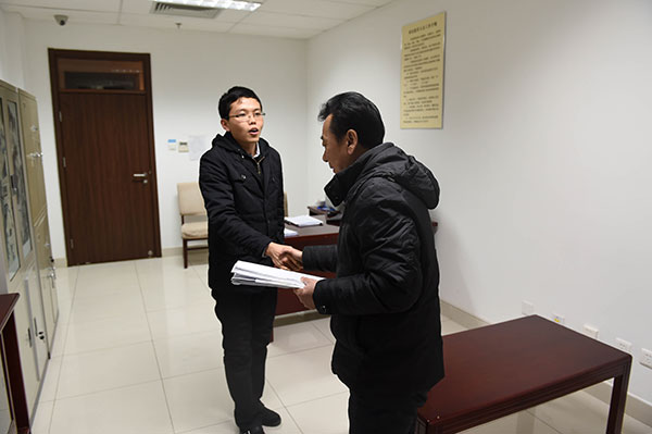 接访结束后，工作人员与来访群众握手相送。                （图片均为李放摄）