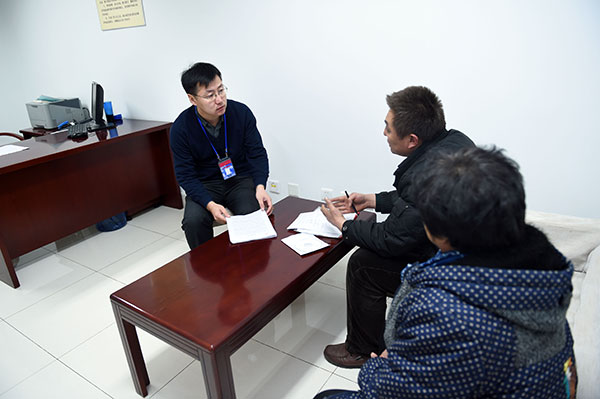 工作人员在接谈室内与来访群众面对面沟通交流。