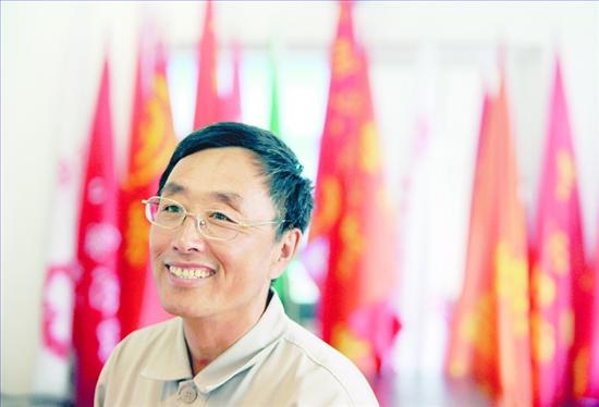 郭明义 新华社发.jpg