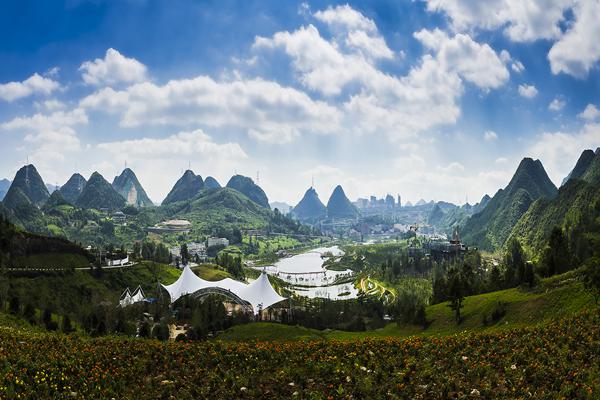 明湖国家湿地公园，是六盘水西出口的地标性建筑，种植乔木26种、地被植物13种、水生植物22种，被誉为“花海湿地”、“天然氧吧”。2013年国家林业局正式批复明湖湿地公园为“国家级湿地公园”，是目前贵州省第一个国家级湿地公园。