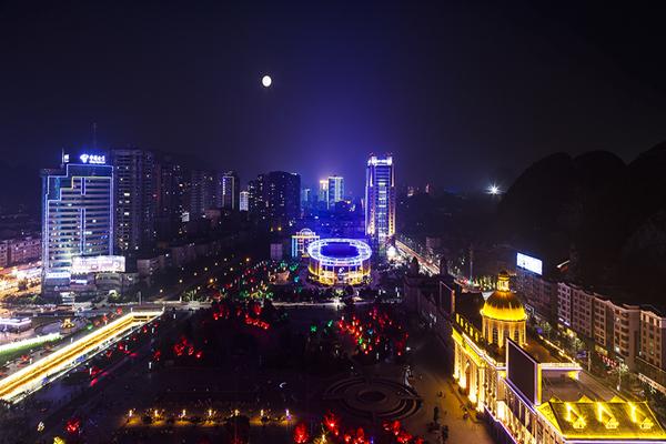 贵州省六盘水市钟山区位于拥有“贵州屋脊·中国凉都”、“江南煤都”之称的六盘水市中心城区，年平均气温12.3-15.2℃，素有无夏“大氧吧”和天然“大空调”之称。