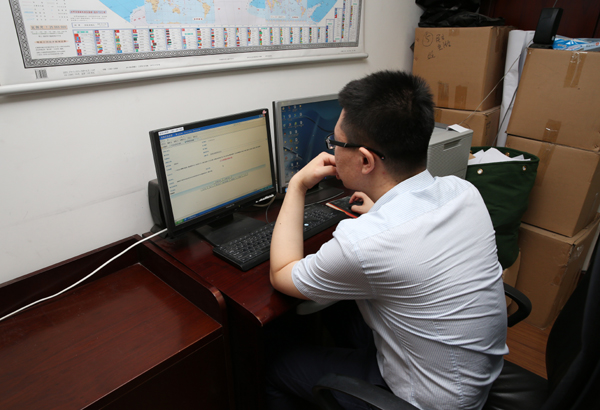 6业务处对手机举报信件进行再次审核。.JPG