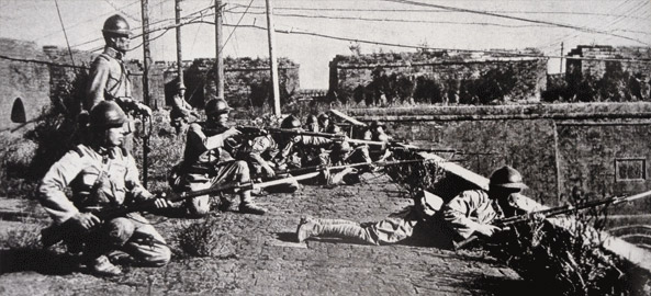 1931年9月18日夜，日本关东军自行炸毁沈阳北郊柳条湖附近的一段路轨，反诬中国军队所为，以此为借口，进攻东北军驻地北大营，炮轰沈阳城，制造九一八事变。图为日军在沈阳外攘门上向中国军队进攻。.jpg