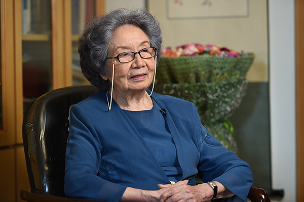 叶嘉莹先生在家中接受本网专访2.jpg