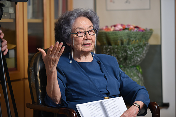 叶嘉莹先生在家中接受本网专访.jpg