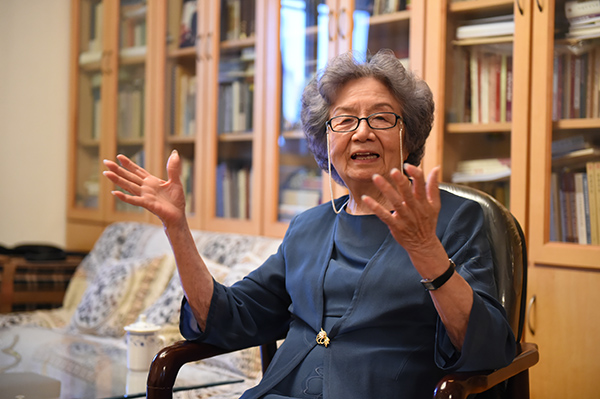 叶嘉莹先生在家中接受本网专访3.jpg
