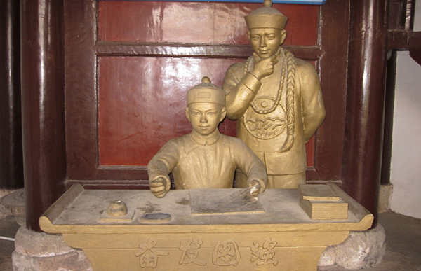 4张之洞与父亲雕像.jpg