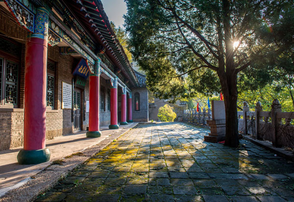 千山龙泉寺王尔烈书房一隅.jpg