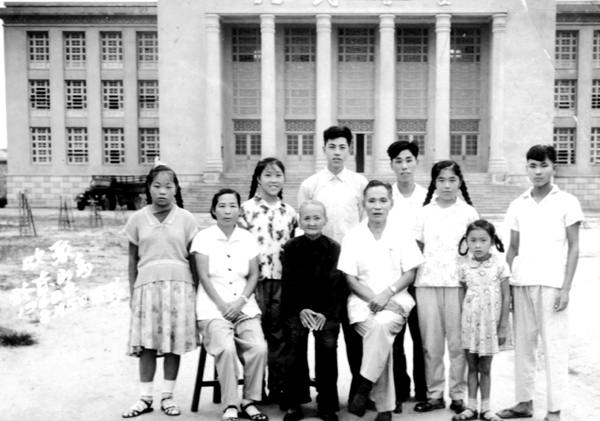 谷文昌与家人的合影.jpg