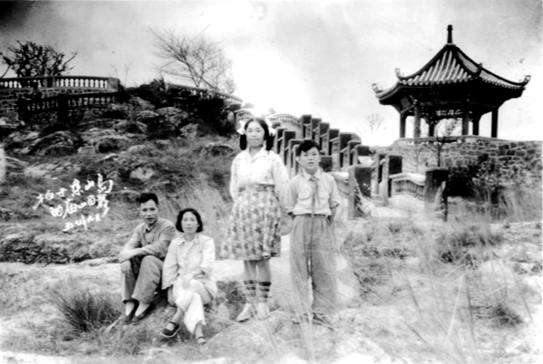 谷文昌夫妇与大儿子谷豫闽、大女儿谷哲慧的合影.jpg