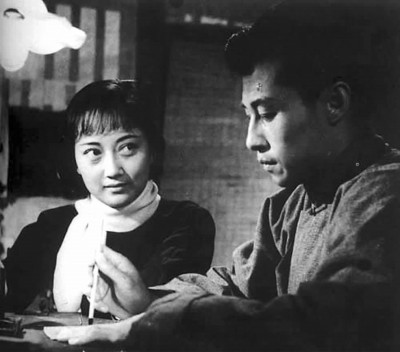 图为王晓棠饰演的银环(左)、王心刚饰演的杨晓冬(右).jpg