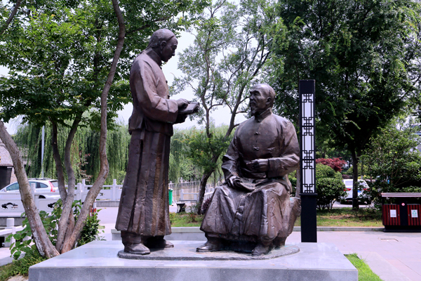 23.王氏父子广场塑像.jpg