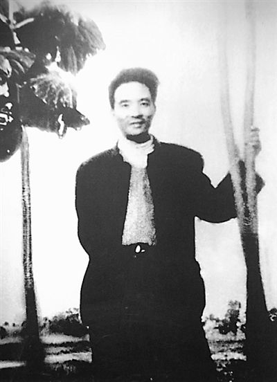 泡桐前的合影.jpg