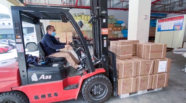 面对疫情影响下复工人员紧缺的困境，义乌飞马物流公司的老板马国强亲自上阵开叉车装卸货物，努力化解公司“用工荒”，最大限度克服疫情给企业带来的影响。（浙江省义乌市纪委监委 何鹤群 供图）.jpg