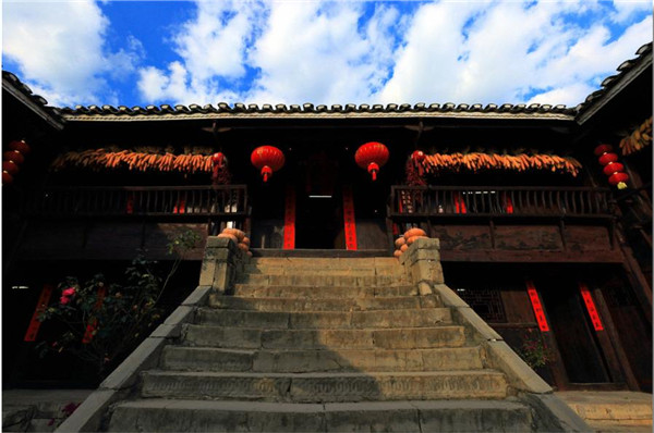 布依族人多选择依山傍水之地聚族而居,其房屋建筑通常为二层楼房,为