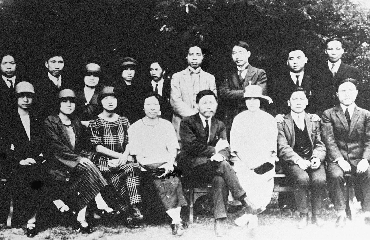 图为1919年徐特立(前右四)在法国期间与勤工俭学学生合影.jpg