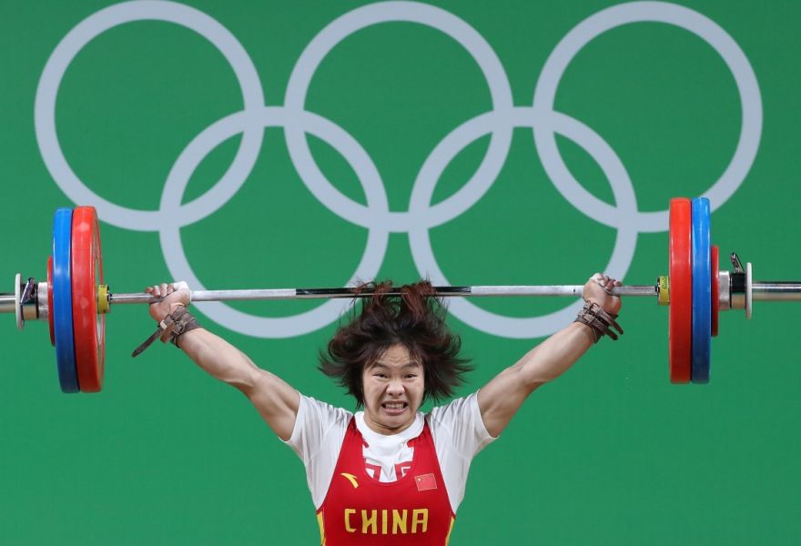 8月10日,向艳梅在比赛中获得女子举重69公斤级金牌.